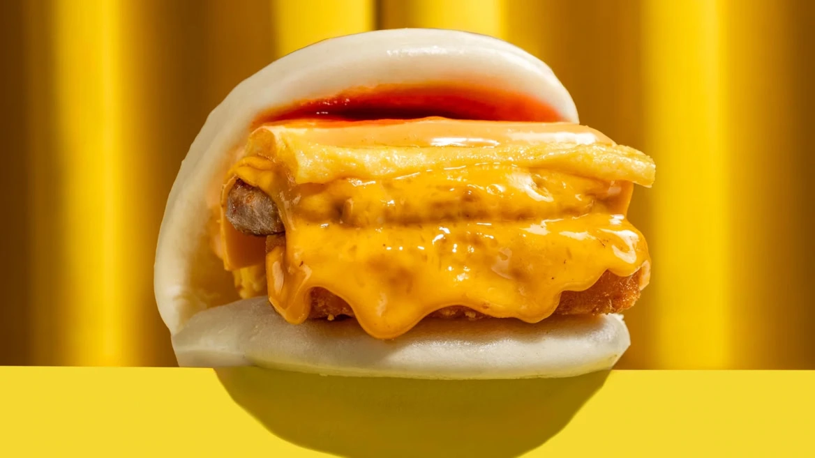 bao burger au fromage fondant, fond jaune