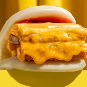 bao burger au fromage fondant, fond jaune