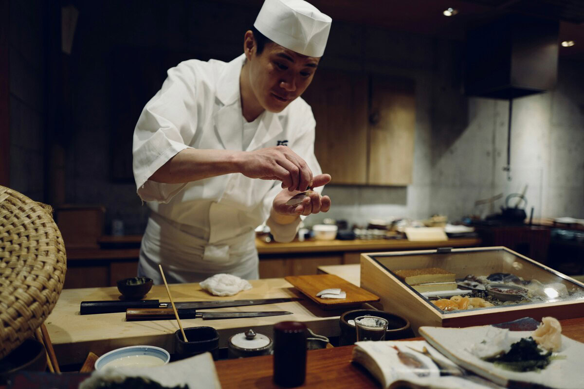 chef sushi au comptoir du restaurant japonais