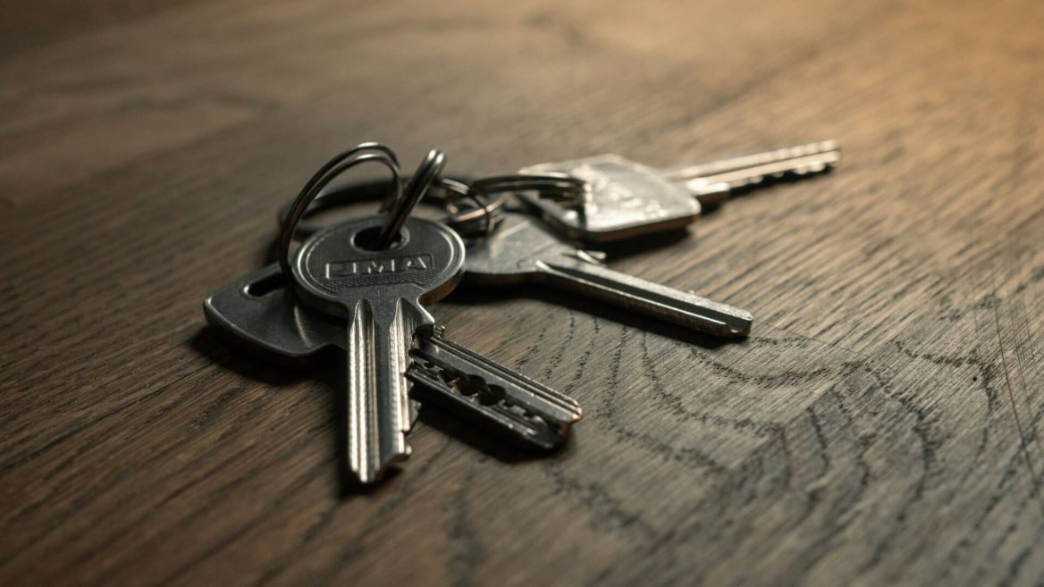 chiavi di casa su tavolo di legno