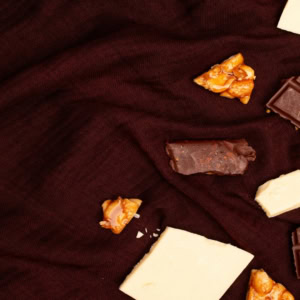 chocolats noir et blanc sur fond bordeaux