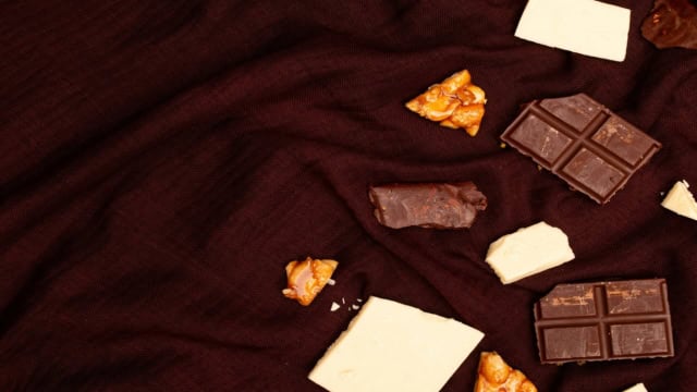 chocolats noir et blanc sur fond bordeaux