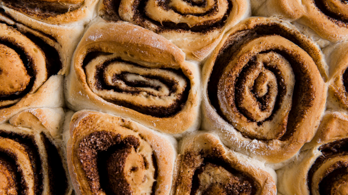 frisch gebackene zimtschnecken mit goldener spirale
