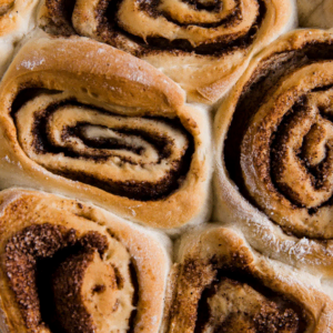 frisch gebackene zimtschnecken mit goldener spirale