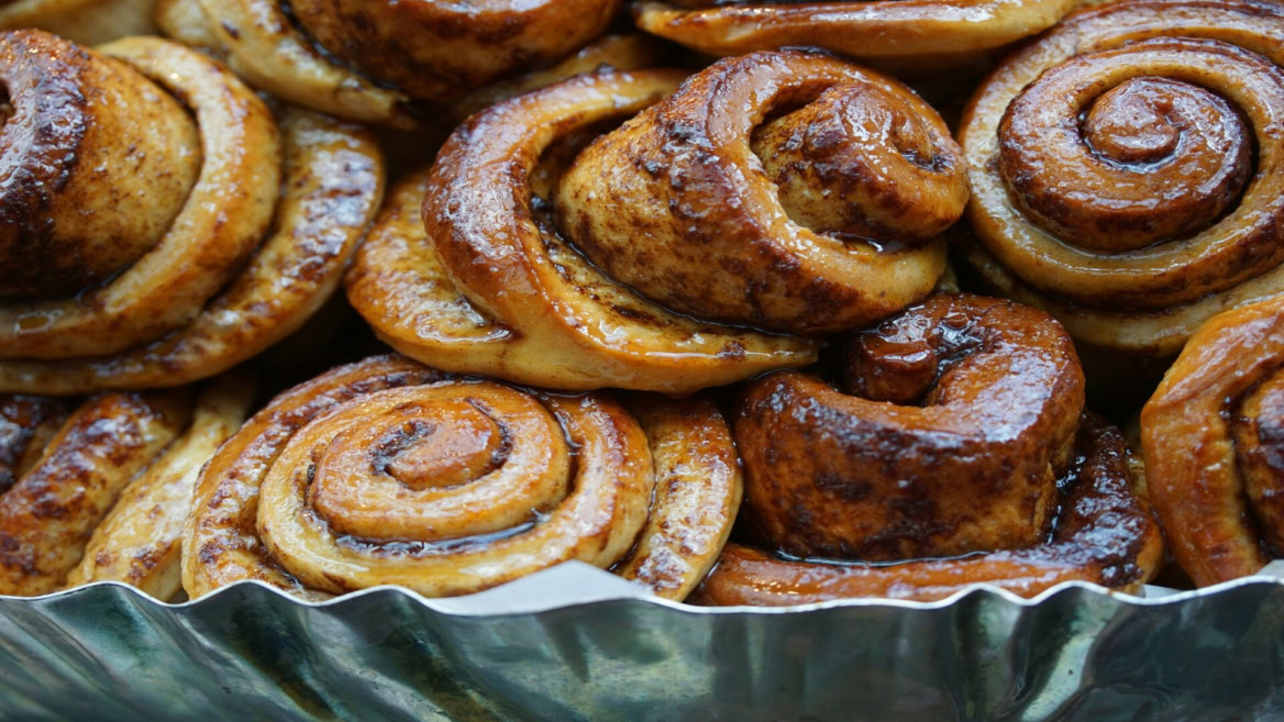 cinnamon rolls dorés en plat, gros plan
