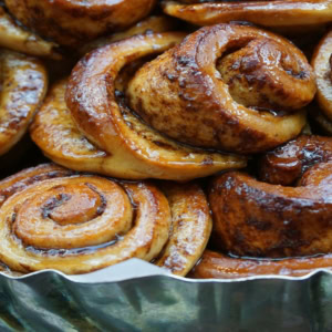cinnamon rolls dorés en plat, gros plan