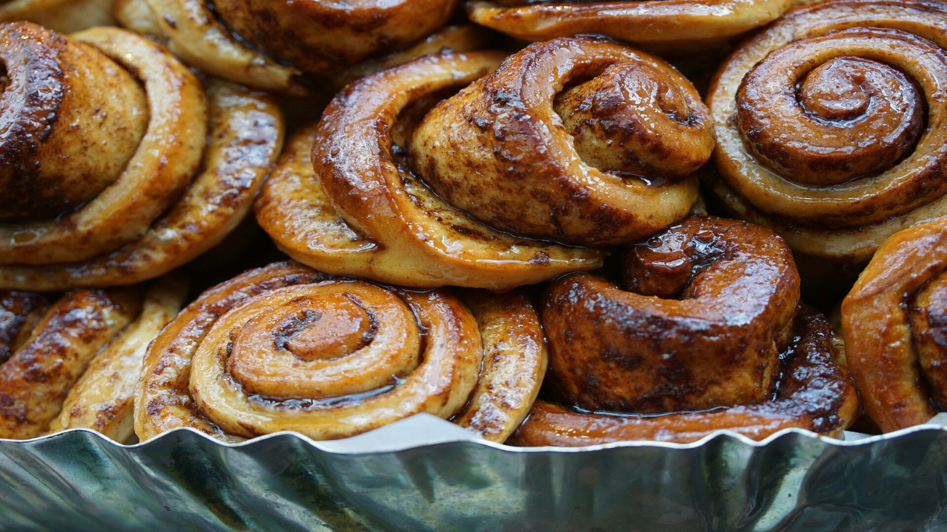 cinnamon rolls dorés en plat, gros plan