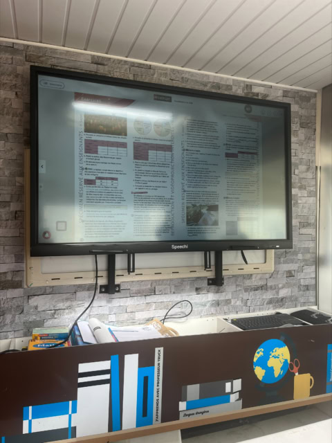 salle de classe avec tableau interactif numérique