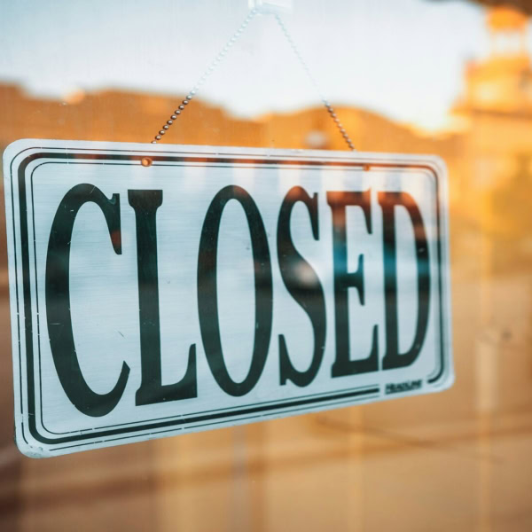 panneau fermé suspendu À la vitrine d’une boutique