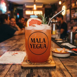 cóctel mala yegua con pomelo y romero