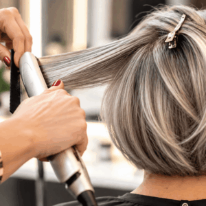 coiffure bob gris argenté au salon