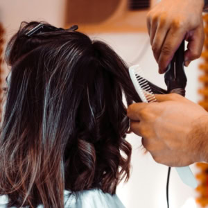 coiffure en salon : boucles sur cheveux bruns