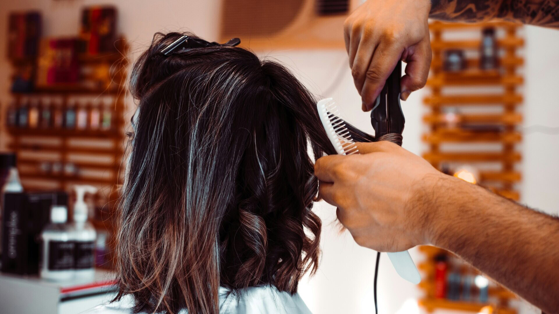 coiffure en salon : boucles sur cheveux bruns