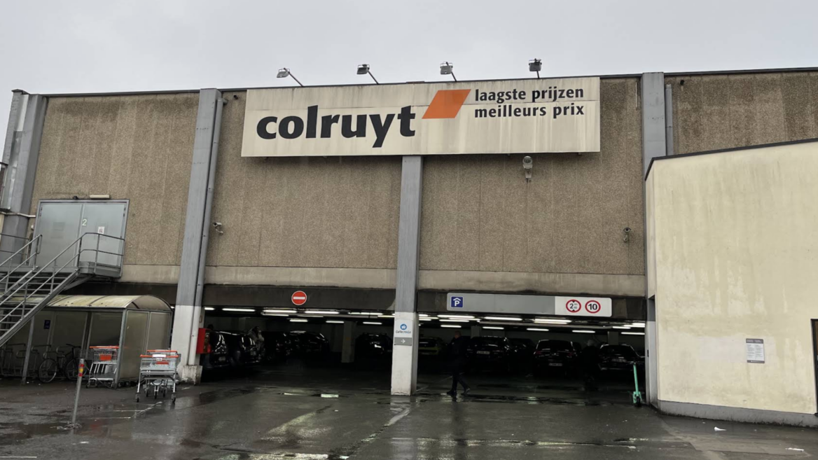 supermarché colruyt, façade industrielle sous la pluie