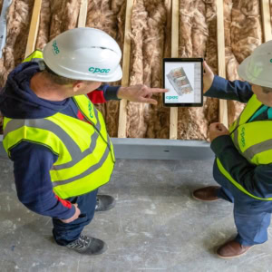 deux ouvriers consultent un plan 3d sur tablette