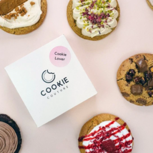 assortiment de cookies couture sur fond rose
