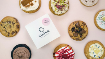 assortiment de cookies couture sur fond rose