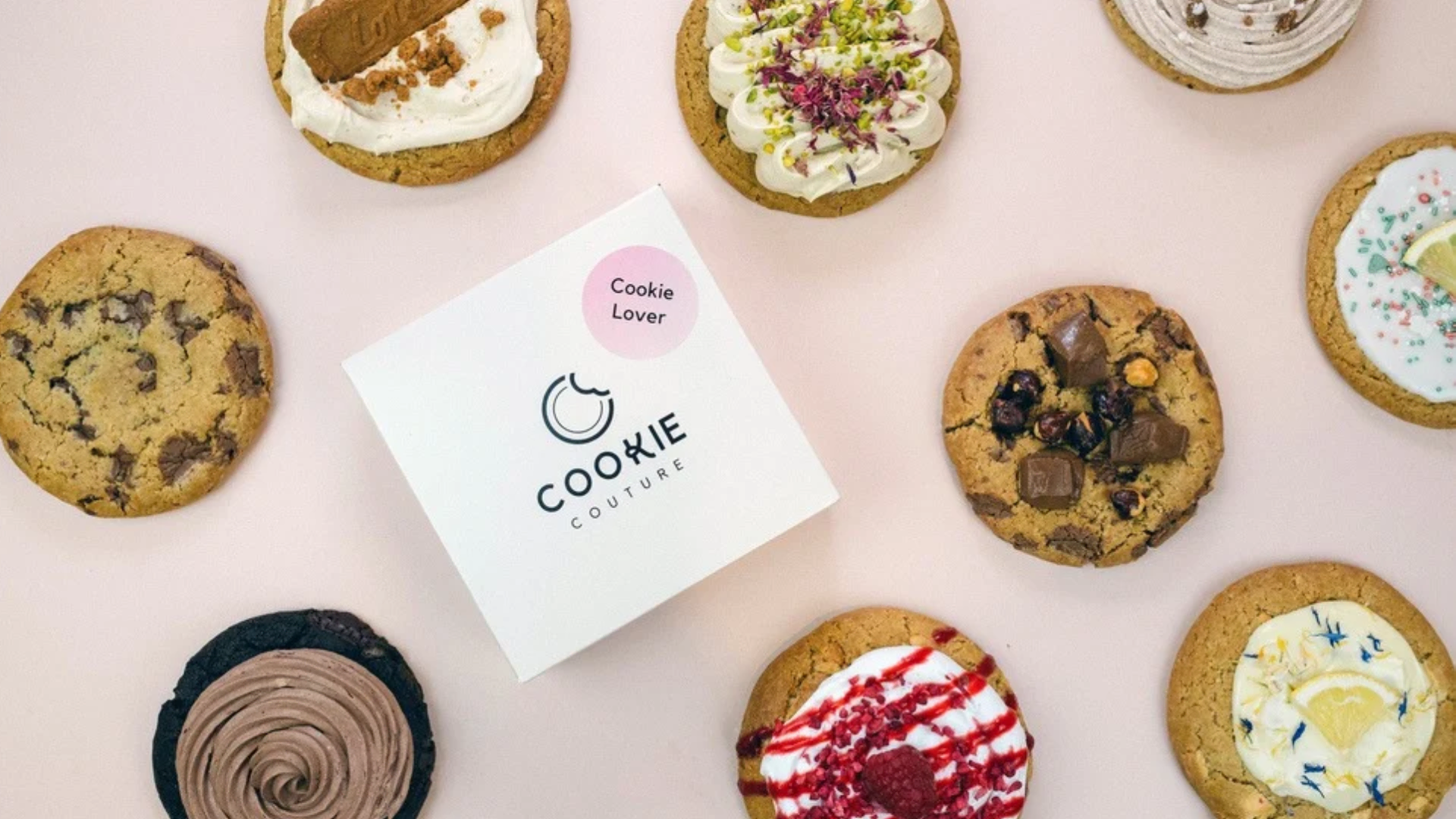assortiment de cookies couture sur fond rose