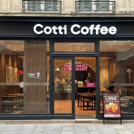 façade moderne du cotti coffee à paris