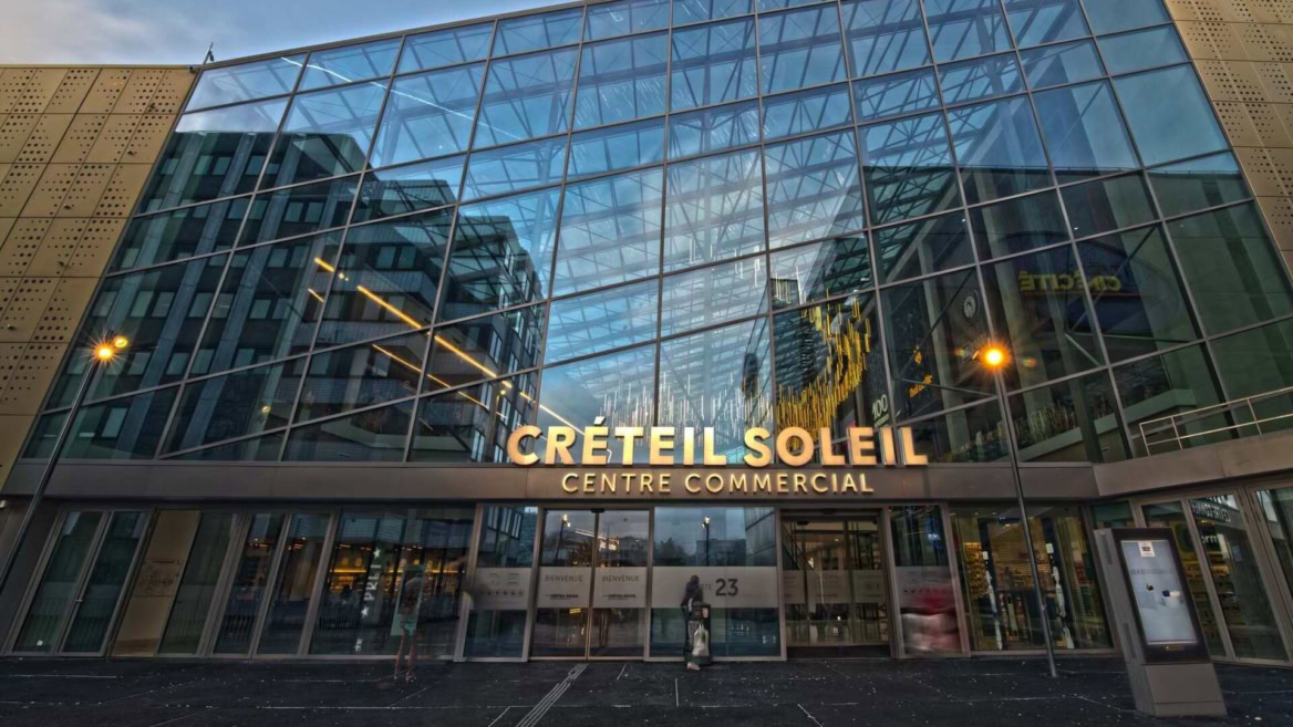entrée moderne du centre commercial créteil soleil