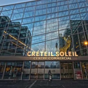 entrée moderne du centre commercial créteil soleil
