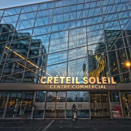 entrée moderne du centre commercial créteil soleil