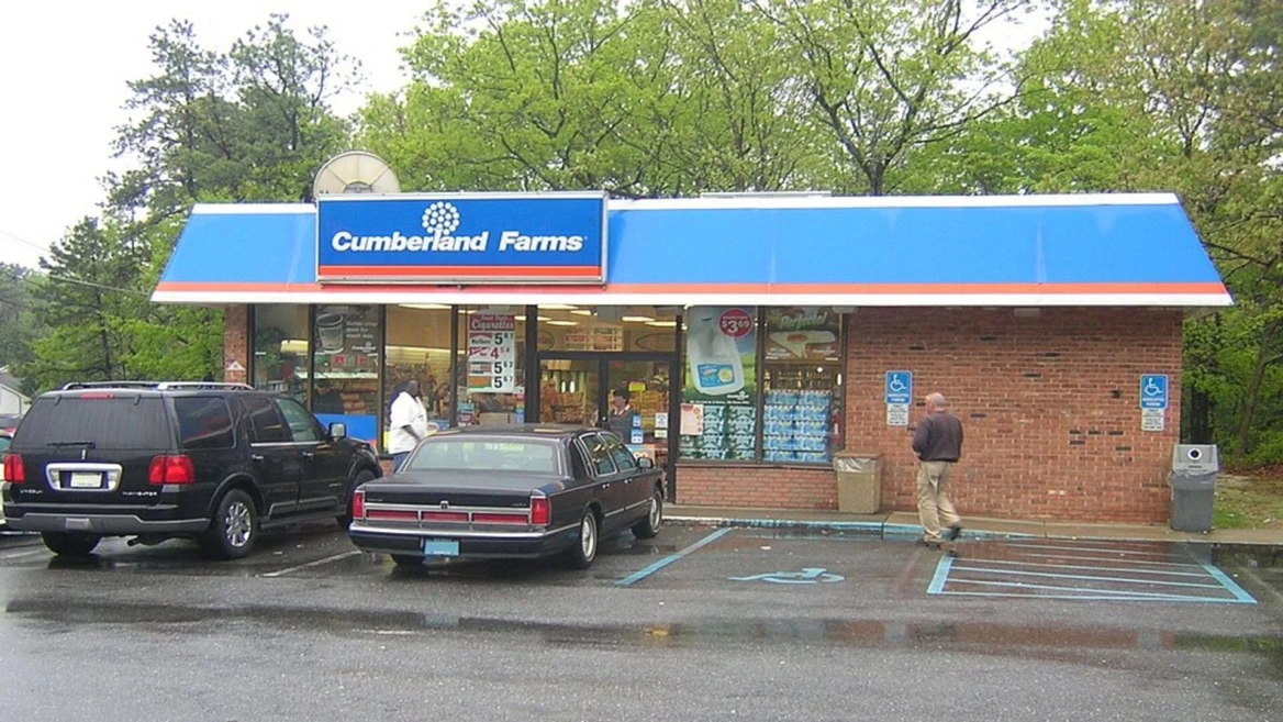 cumberland farms sous la pluie, stationnement mouillé