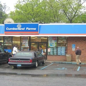 cumberland farms sous la pluie, stationnement mouillé