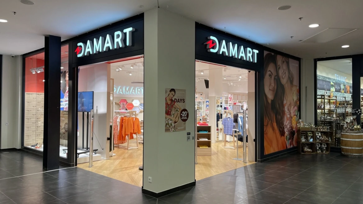 boutique damart moderne en centre commercial
