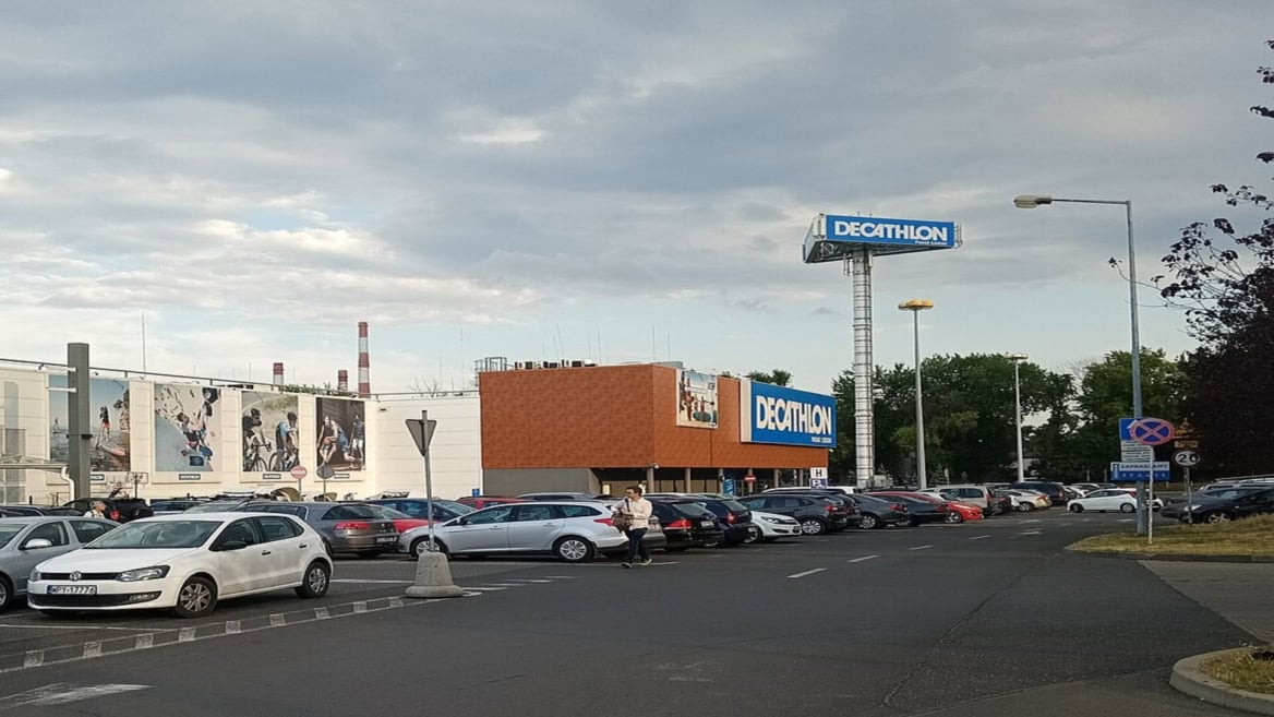 parking decathlon sous ciel couvert
