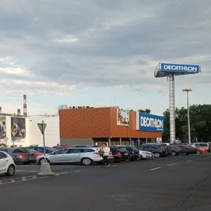 parking decathlon sous ciel couvert