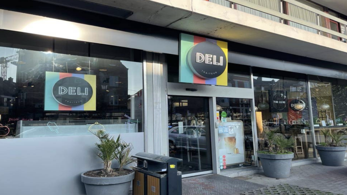 façade moderne d’un deli traiteur avec vitrines