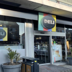 façade moderne d’un deli traiteur avec vitrines