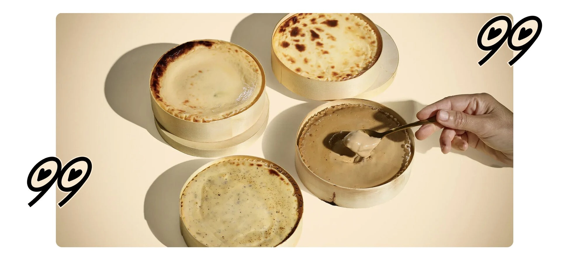 cheesecake cremose viste dallalto con cucchiaio dorato