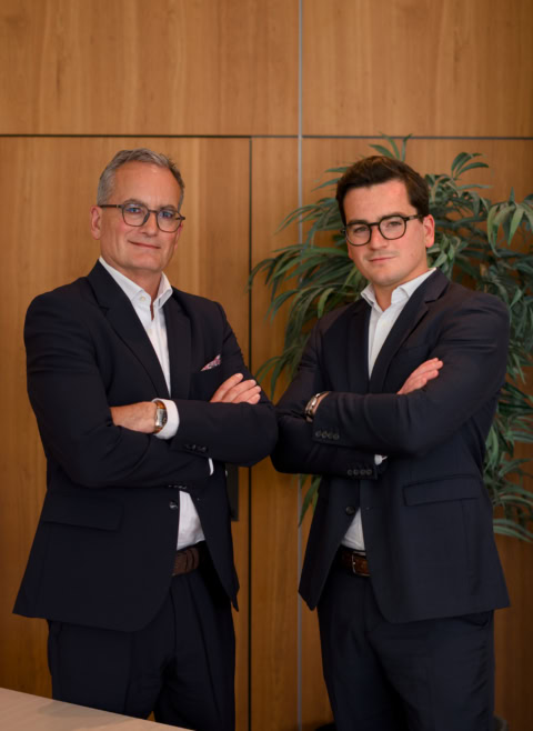 portrait d’entreprise : deux dirigeants en costume