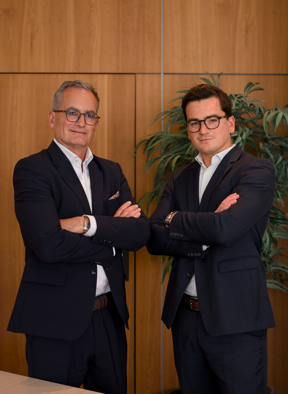 portrait d’entreprise : deux dirigeants en costume