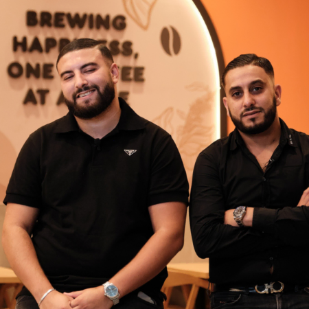 deux hommes dans un café dunkin’ moderne