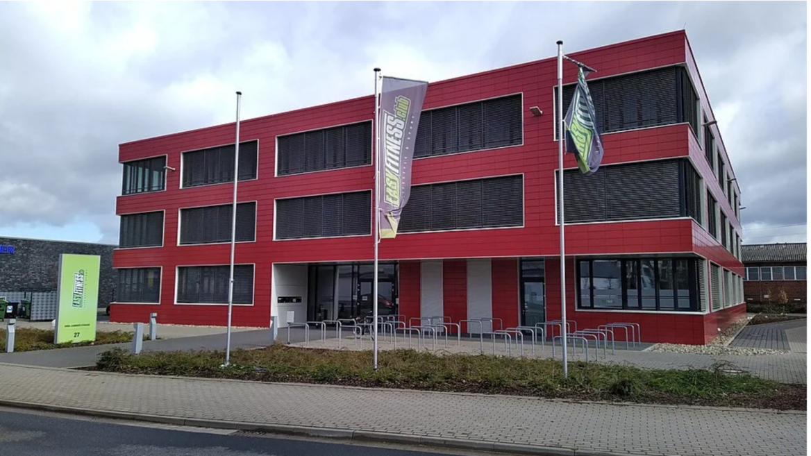 rotes easyfitness gebäude mit bannern und fahrradständern