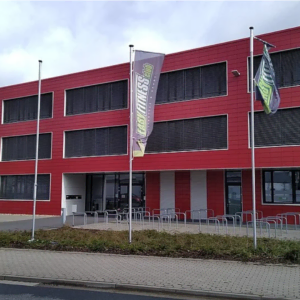 rotes easyfitness gebäude mit bannern und fahrradständern
