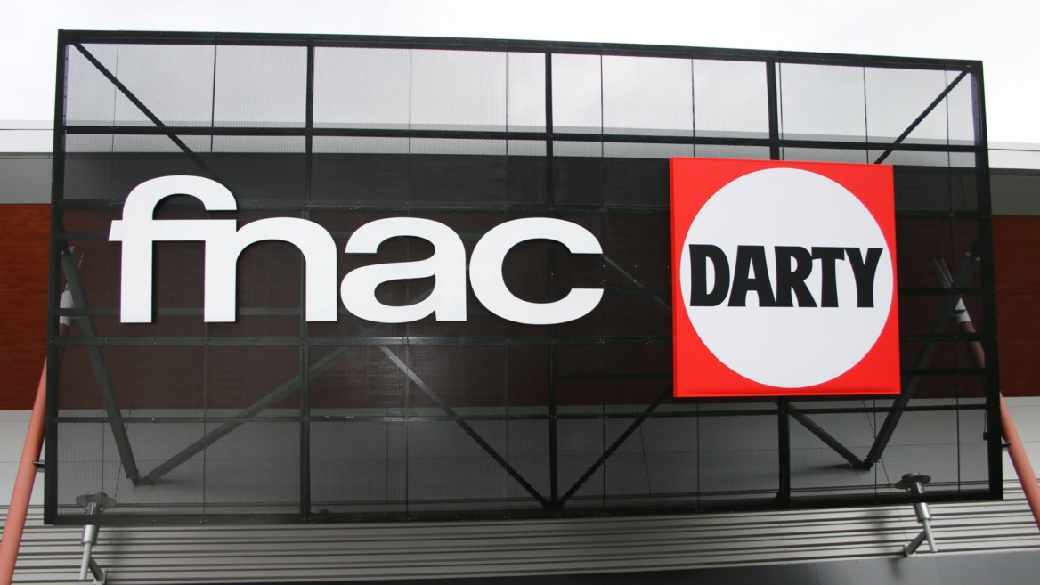 enseigne fnac darty sur façade commerciale