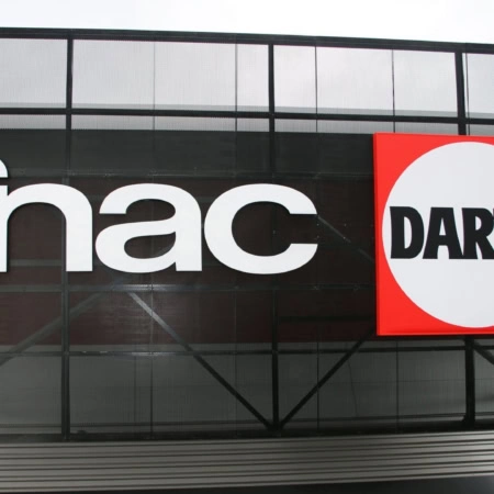enseigne fnac darty sur façade commerciale