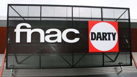 enseigne fnac darty sur façade commerciale