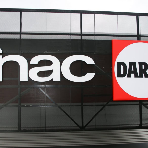 enseigne fnac darty sur façade commerciale