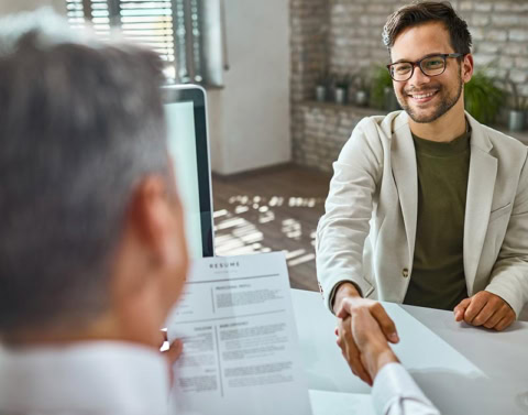 entretien d’embauche : poignée de main et cv