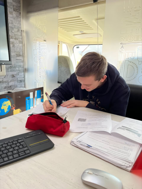 Étudiant concentré sur bureau mobile en révision