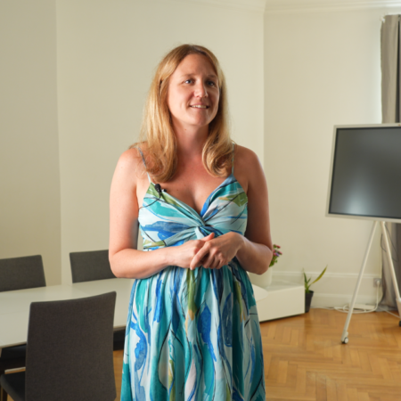 femme en robe bleue dans salle de réunion lumineuse