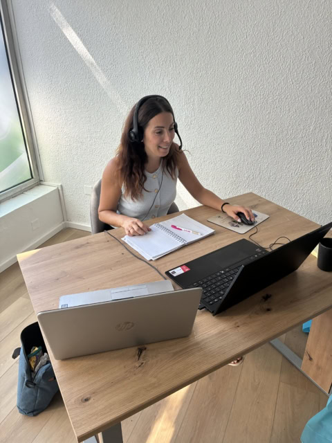 femme en télétravail dans un bureau lumineux