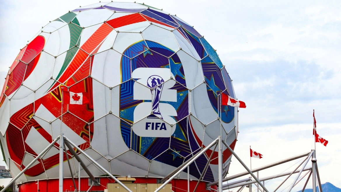 dôme fifa 25 au canada avec drapeaux canadiens