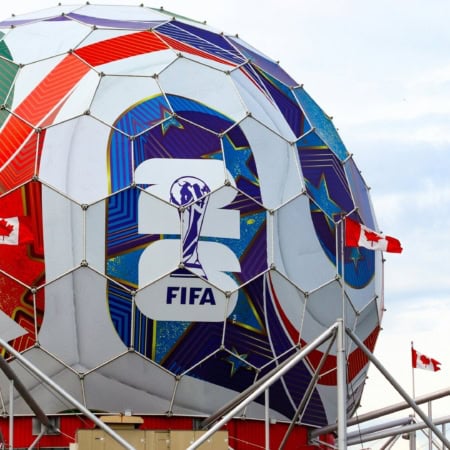dôme fifa 25 au canada avec drapeaux canadiens