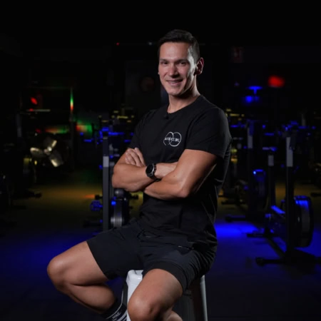 retrato deportivo en gimnasio con bicicletas estáticas